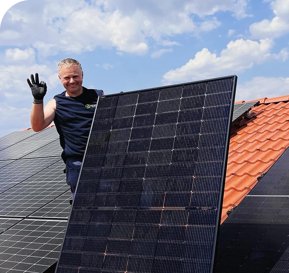 Mitarbeiter von Schön Solar installiert eine Solaranlage auf einem kleinen schrägen Dach in der Nähe von München