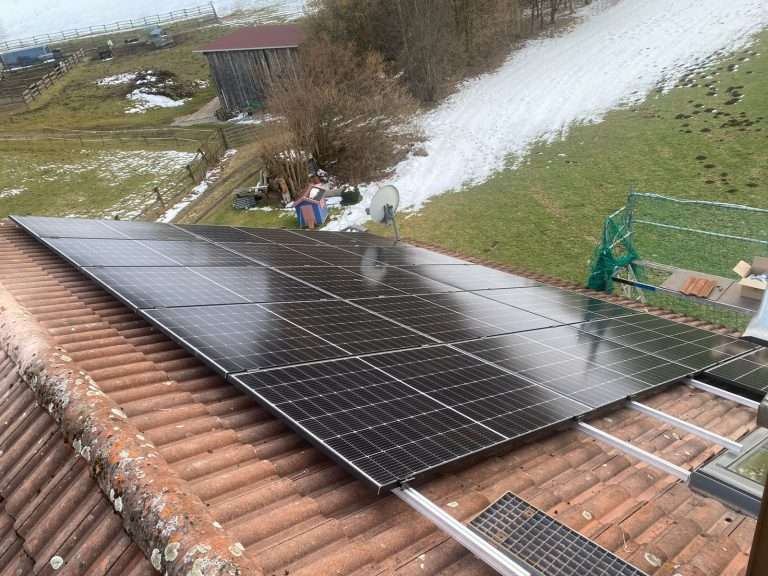 Bild von einem Dach mit Photovoltaikanlage in Pfaffenhofen