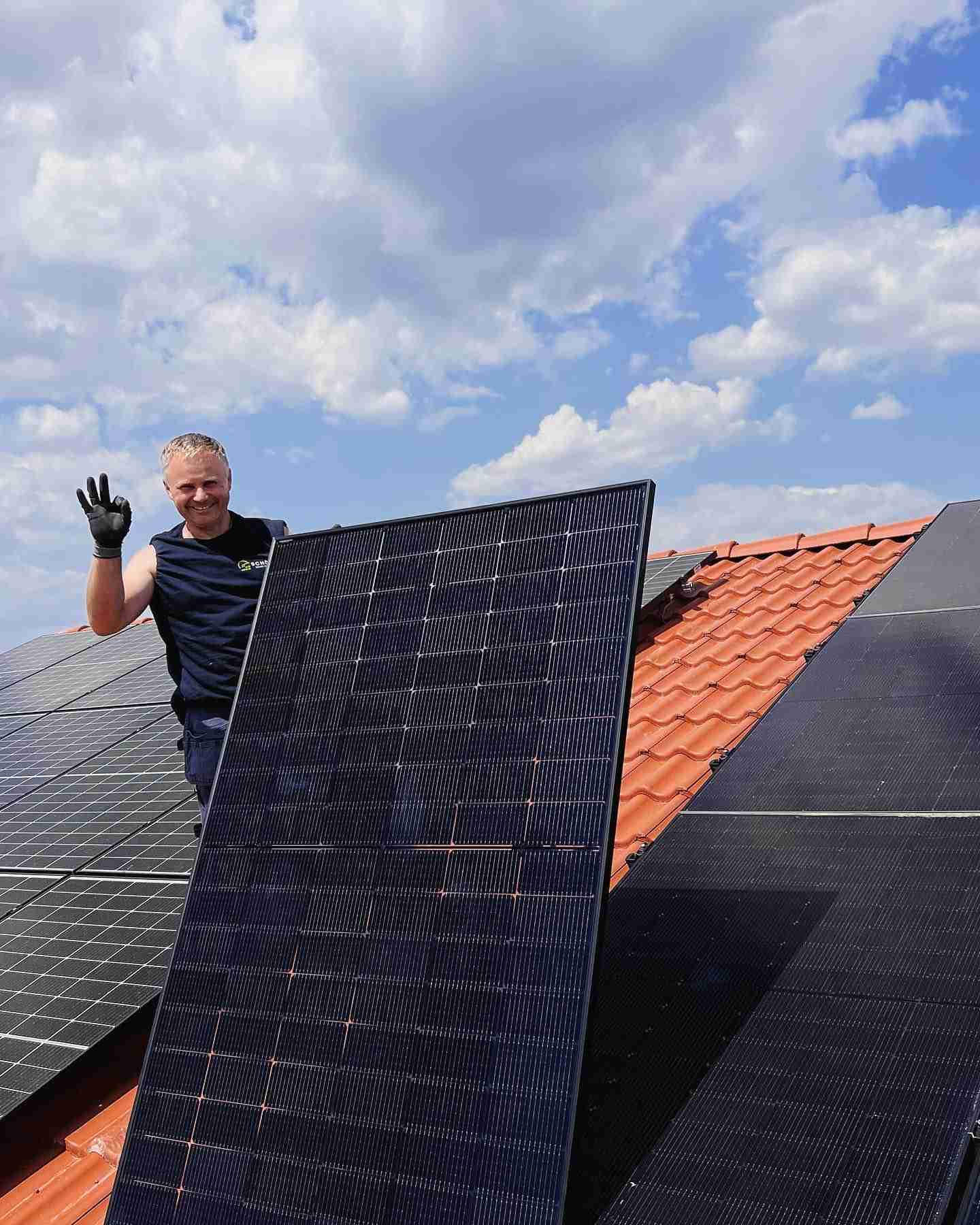 Schön Solar Mitarbeiter installiert in München eine PV Anlage