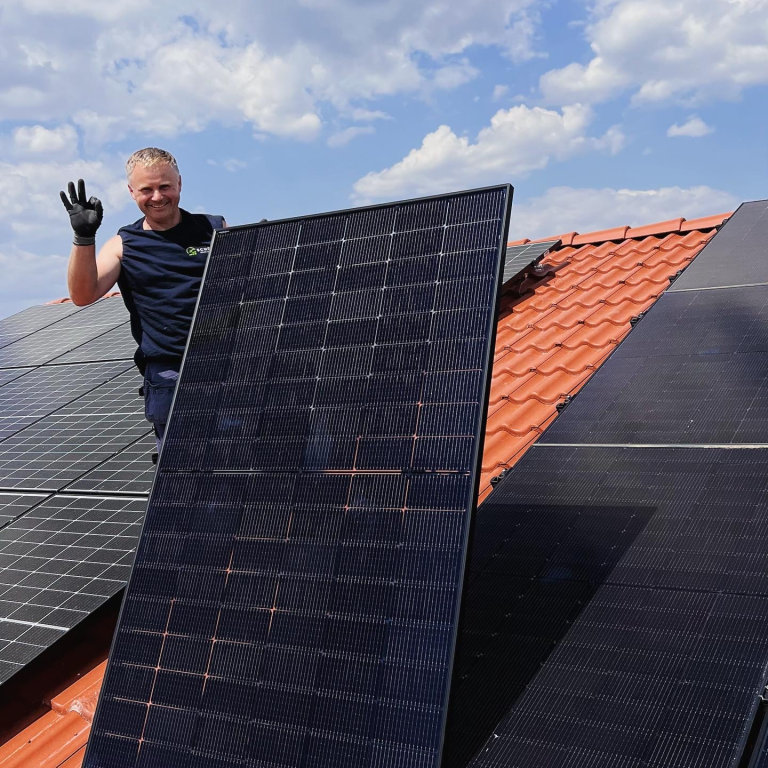 Schön Solar Mitarbeiter montiert eine Solaranlage