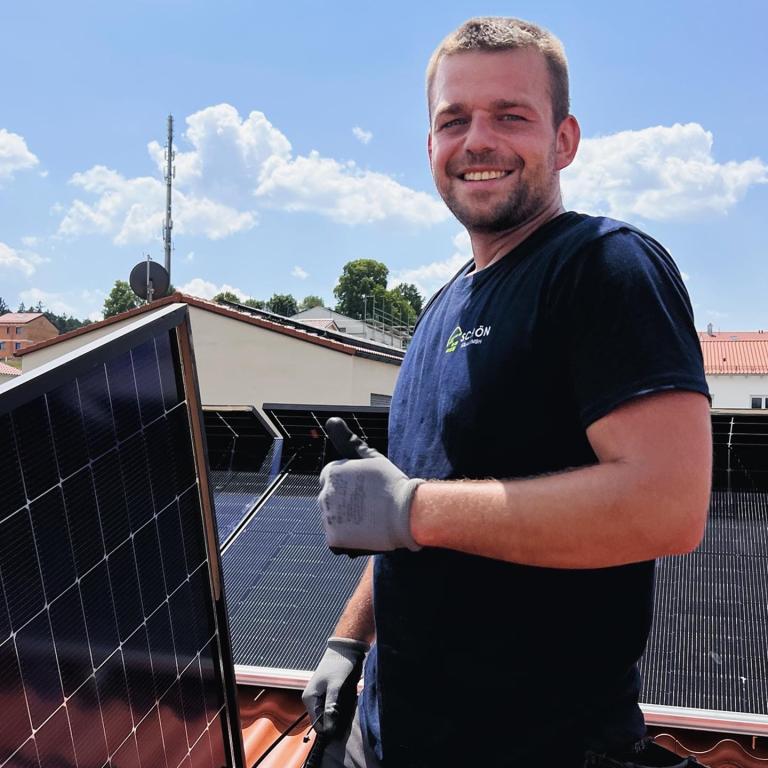 Schön Solar Mitarbeiter installiert eine PV Anlage auf einem roten Dach