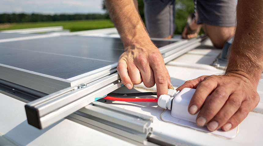 Installation Solaranlage und Verkabelung der Module.