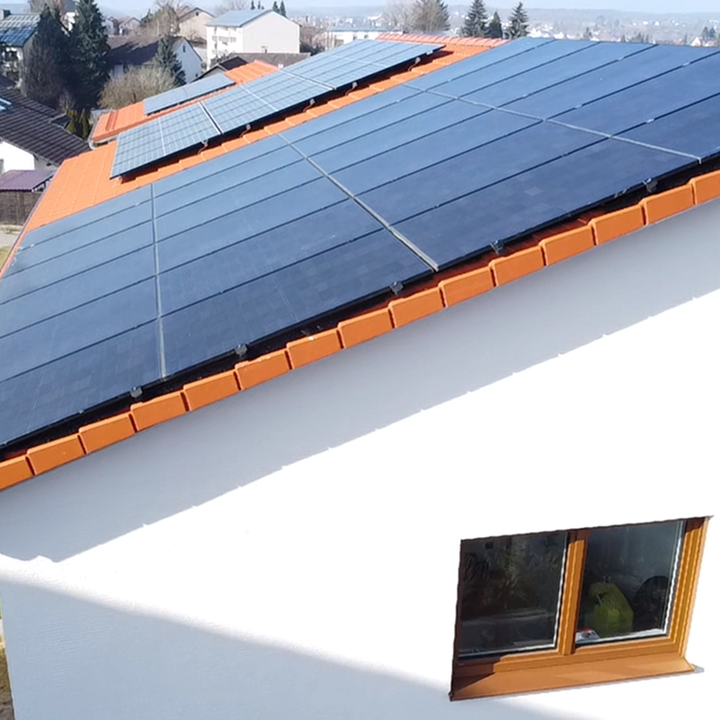 PV Anlage auf einem ländlichen Haus in München