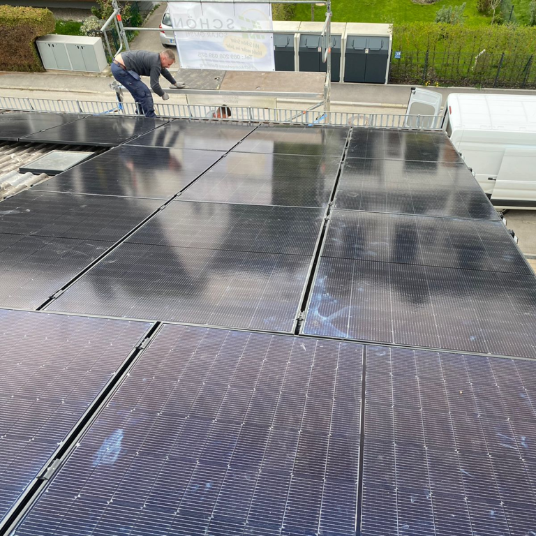 Installation einer Solaranlage von einem Mitarbeiter in Pfaffenhofen