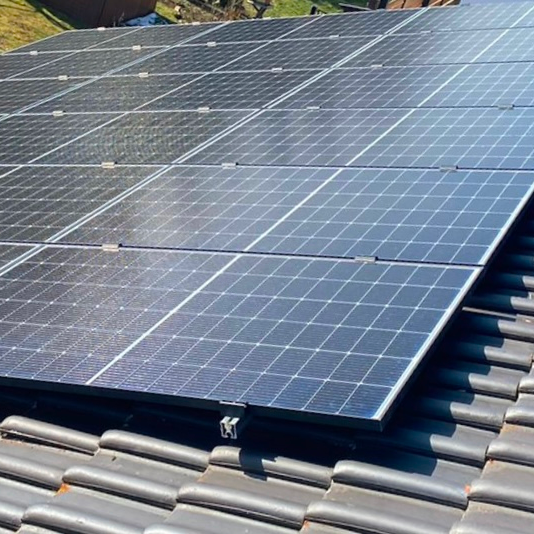 10kWp Solaranlage in München auf einem schrägen Dach