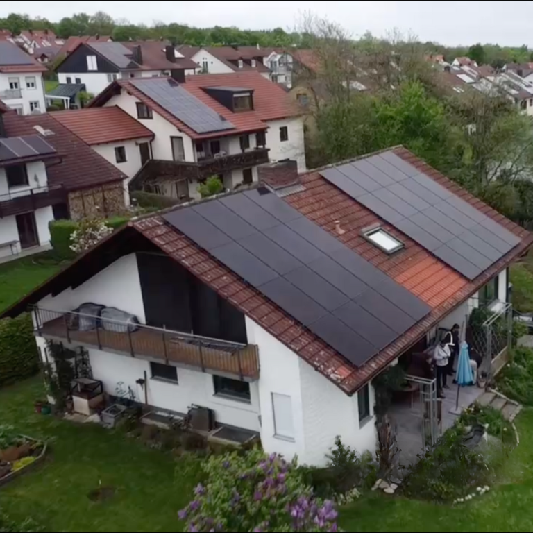Verbaute PV-Anlage auf einem Dach in München