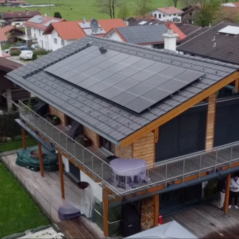 Bild einer großen Solaranlage auf einem Eigenheim