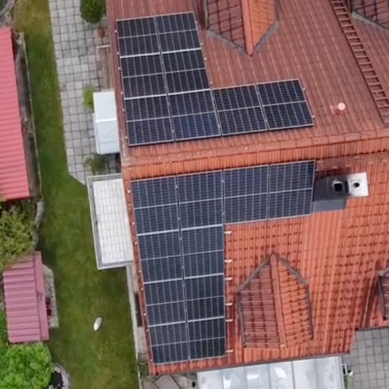 Solaranlage auf beiden Seiten eines Schrägdaches verbaut