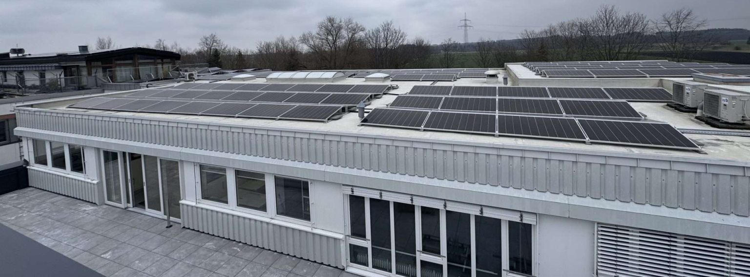 Installierte Solaranlage auf einem großen Flachdach