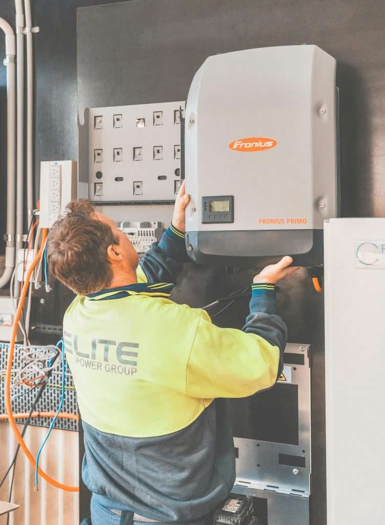 PV-Komplettanlage Speicher wird installiert
