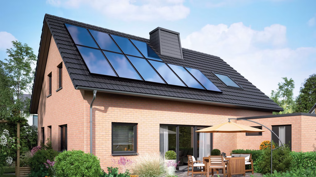 Solarmodule bei strahlendem Wetter auf einem Schrägdach