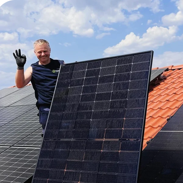 Mitarbeiter von Schön Solar installiert eine Solaranlage auf einem kleinen schrägen Dach in der Nähe von München